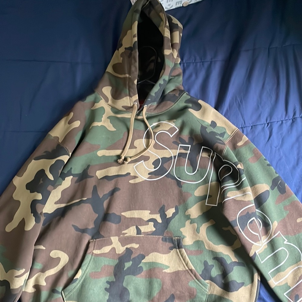 Supreme Hoodie, worn 2 times. Brand New. Comes with stickers.